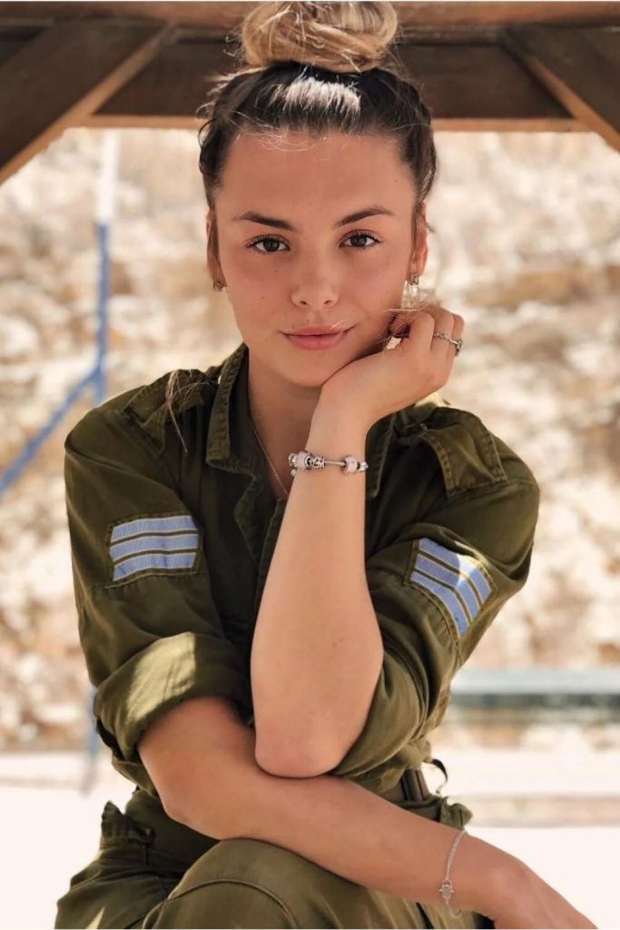 Красивые военные девушки 