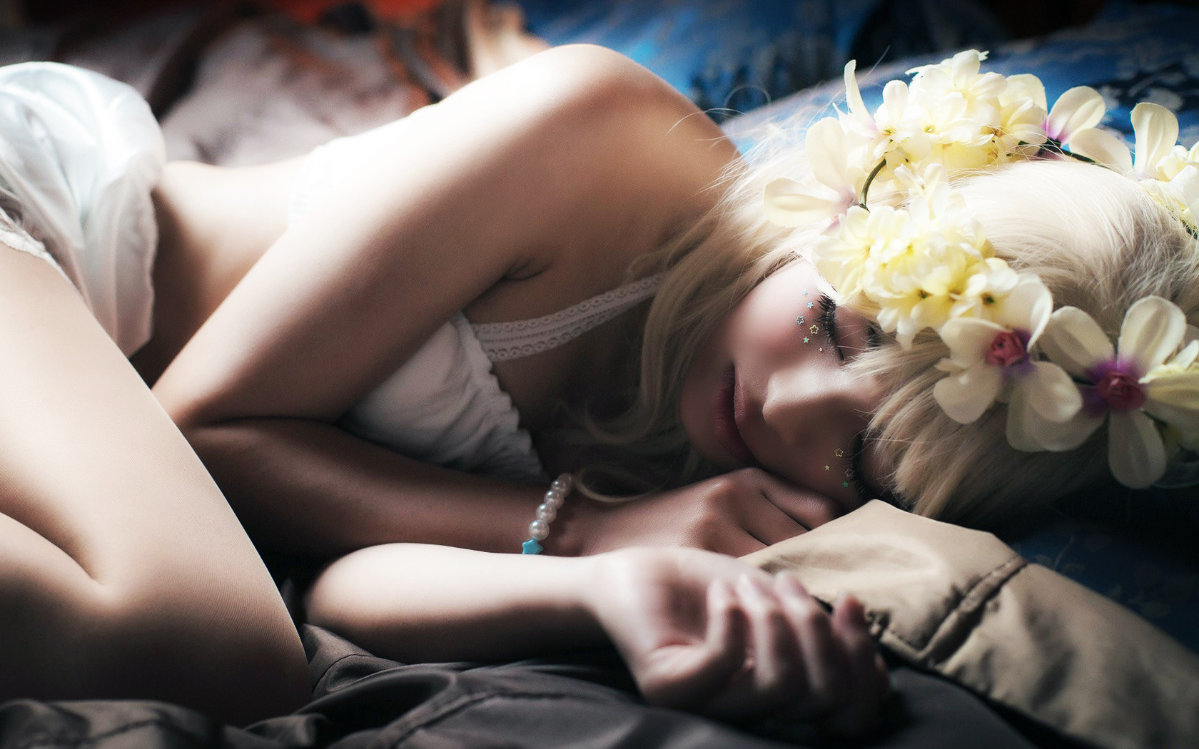 Голая стройная блондинка лежит на подушках фото