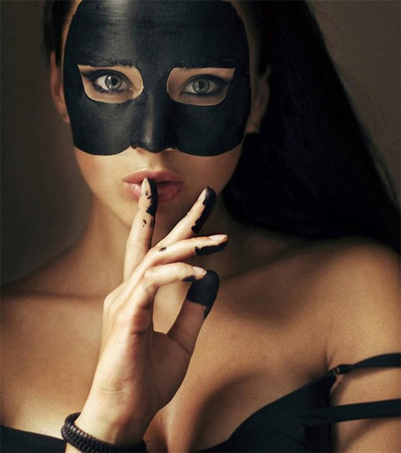 Голая девушка в маске 