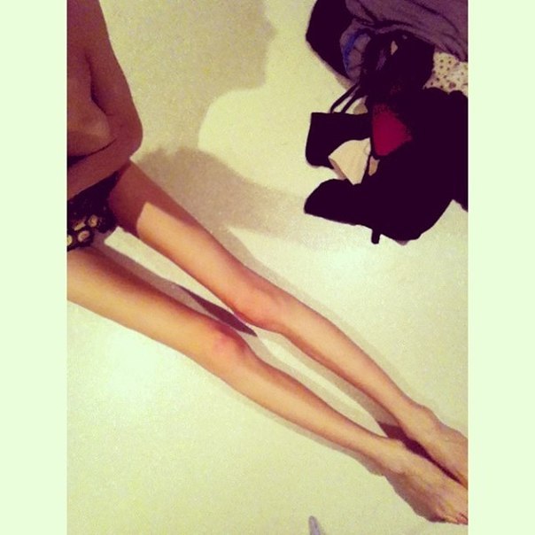 Голая греческая девушка с худыми ногами