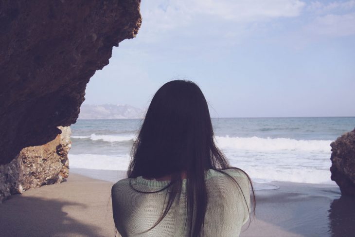 Девушка Спиной Фото Темные Волосы Море