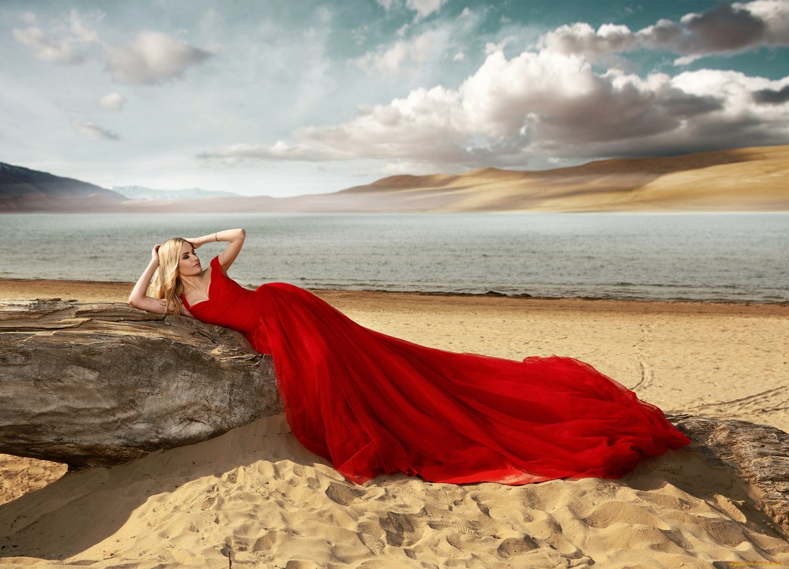 Девушки в красном платье у моря