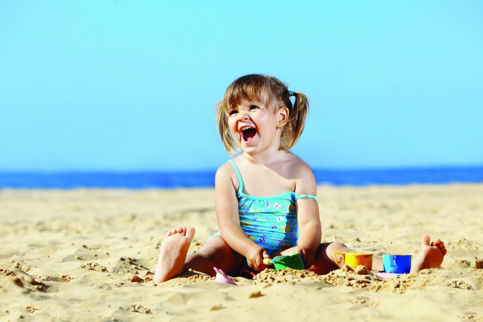 красивые дети на пляже