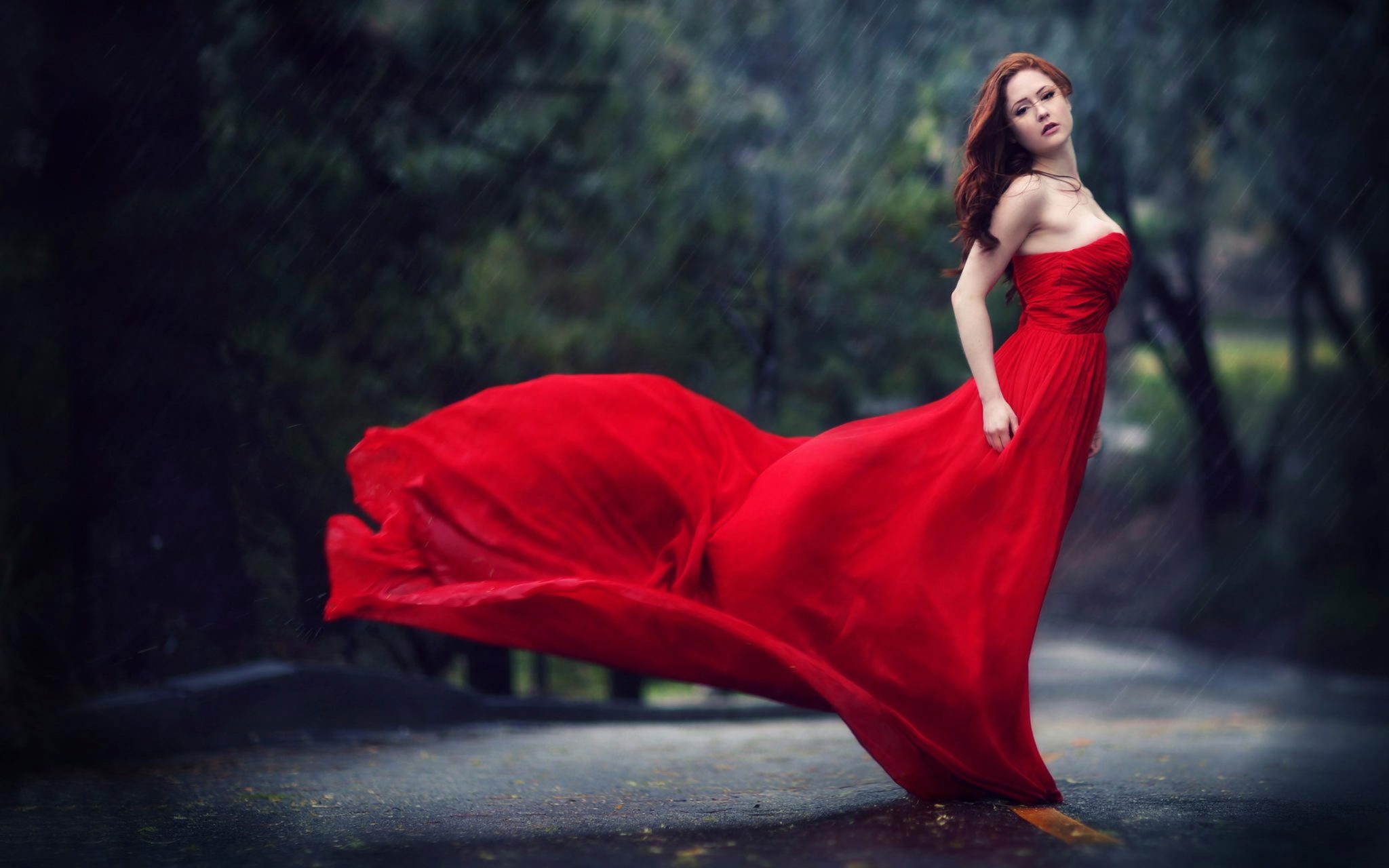 Красивые женщины на красном платье