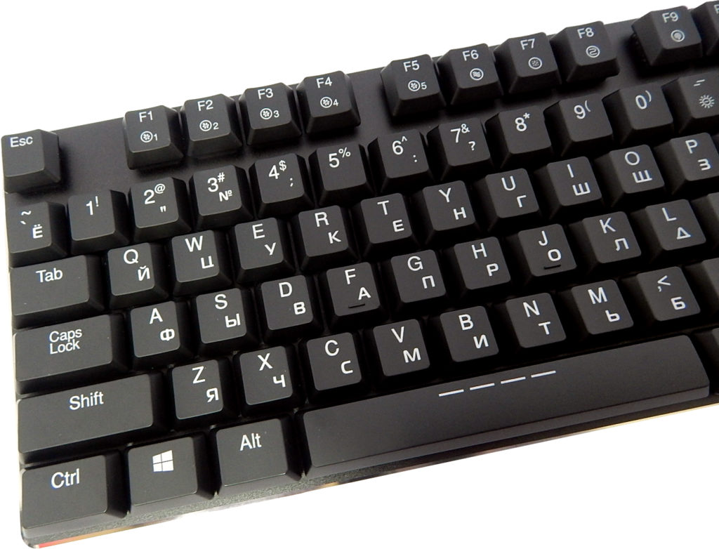 Фото компьютерной клавиатуры с русскими и английскими