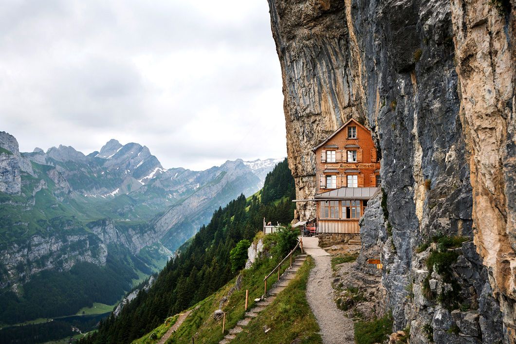 Дом возле горы